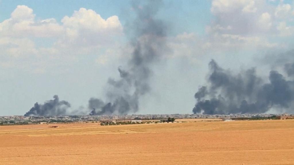 Den syriska staden Manbij är återigen under attack. Bilden är från tidigare i somras, då USA-stödda styrkor genomförde en offensiv mot staden, som då kontrollerades av Islamiska staten. (Foto: AP/TT)