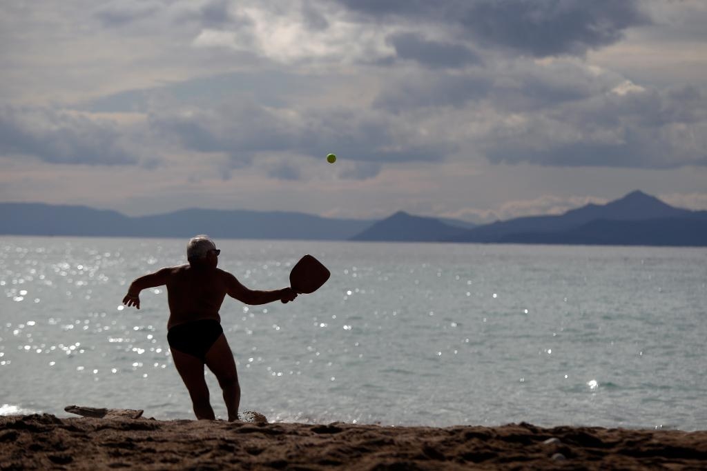 Snart är det dags för svenska pensionärer utomlands att skicka in intyg om att de är vid liv. Om de vill ha sin pension i alla fall. (Foto: Kostas Tsironis /AP/TT)