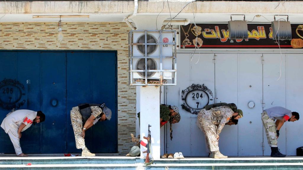 Libyska styrkor förbereder sig för att slå till mot IS-fästet Sirte genom att be tillsammans. IS har tryckts tillbaka i offensiven som pågått i tre månader. (Foto: Ismail Zetouny /Reuters/TT)