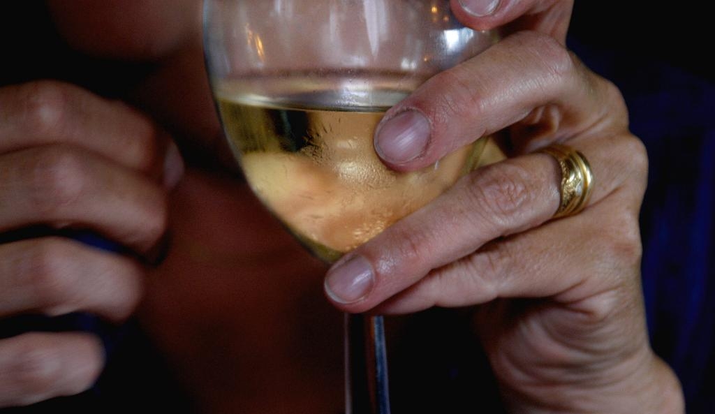 En medelstor kvinna bör vänta tre timmar per standardglas alkohol innan hon kör bil, och en medelstor man två timmar, enligt alkoholläkare Sven Andréasson. Vill man kan man köpa sig en egen alkoholtermometer och testa att blåsa. Då riskerar man inte att gå efter hur påverkad man känner sig utan efter hur många promille alkohol man har i blodet, råder han. Arkivbild. (Foto: Hase Holmberg)
