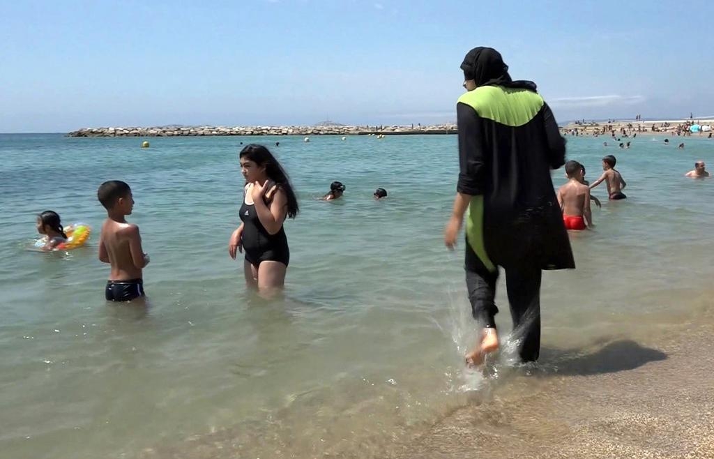 En kvinna i franska Marseille går ner i havet iförd en burkini. Arkivbild. (Foto: AP/TT)