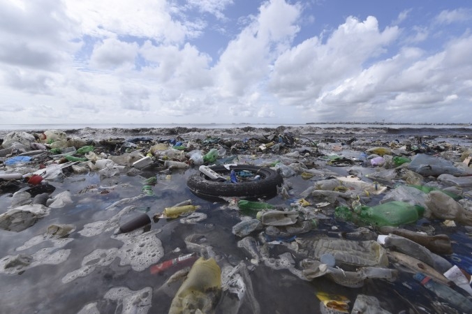 Plastskräp på en strand nära Dakar i Senegal den 2 september 2015. (Foto: Seyllou /AFP/Getty Images)