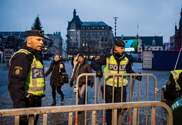 Malmöpolisen förbereder torget inför livesändningen av Champions League mellan Malmo FF och Paris Saint-Germain (PSG) den 25 november 2015. Polisen saknar resurser och kan inte göra sitt jobb, säger Christer Nordström från Uppsalapolisen. (Foto: Jonathan Nackstrand/AFP/Getty Images)
