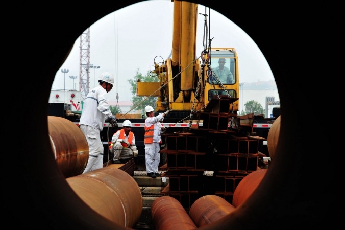 Arbete på en oljeplattform 2016 i Qingdao, Shandong-provinsen. På grund av för mycket skulder har ett kinesiskt teknikföretag nyligen förvandlat sig självt till en bank. (Foto: STR/AFP/Getty Images)