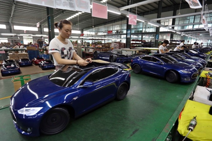 Ännu en statligt stödd riskkapitalfond har sett dagens ljus i Kina. På bilden ses arbetare montera leksaksbilar i Jinjiang, Fujian-provinsen, från juli i år. (Foto: STR/AFP/Getty Images)