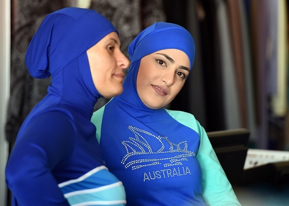 Två muslimska modeller visar upp burkini-baddräkter – ett plagg som vållat het debatt sedan förbudet i Frankrike i augusti. (Foto: 
Saeed Khan/AFP/Getty Images)