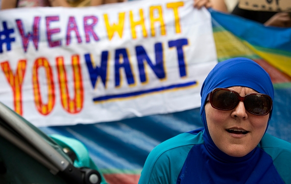 En kvinna i burkini deltar i en protestaktion utanför franska ambassaden i London  25 augusti 2016. (Foto: Justin Tallis/ AFP/Getty Images) 