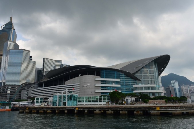 Hong Kong Convention and Exhibition Centre, där The Transplantation Societys konferens kommer att hållas under augusti 2016.  Kinas påstådda reformer av sitt transplantationssystem kommer att spela en huvudroll under konferensen, trots rapporter om att det i över ett årtionde byggt på massmord av samvetsfångar. (Foto: Billy Cox/Epoch Times)