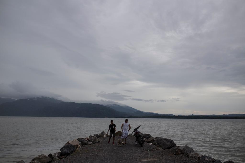 Bybor i Guatemala spanar efter orkanen Earl som under onsdagen drog in över Belize men även kan ge regn i Guatemala och södra Mexiko. (Foto: Luis Soto/AP/TT)