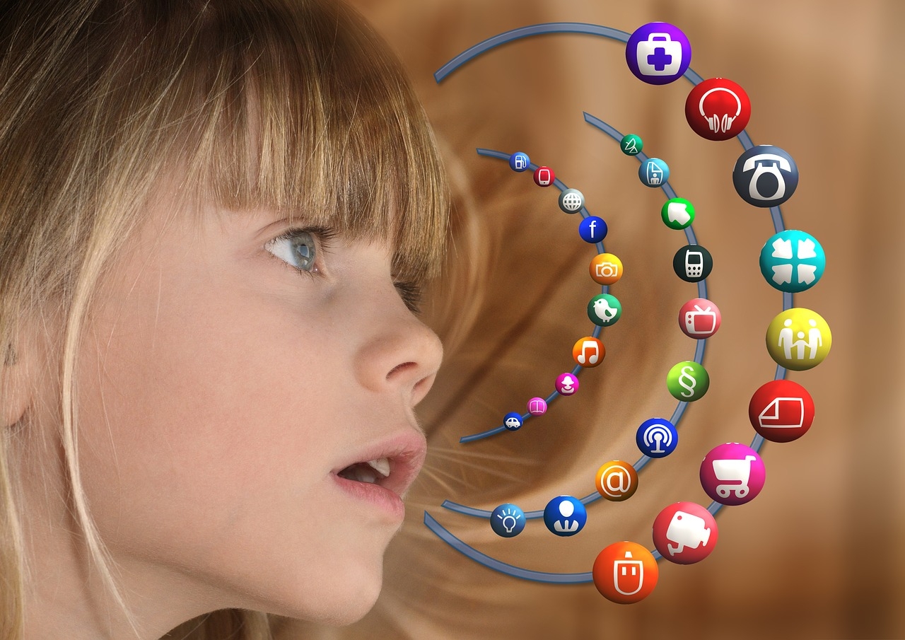 

Vad rör sig i den här flickans huvud? Läkare varnar för att barn kan bli beroende av digitala skärmar. (Foto: Pixabay)
                                                                                        