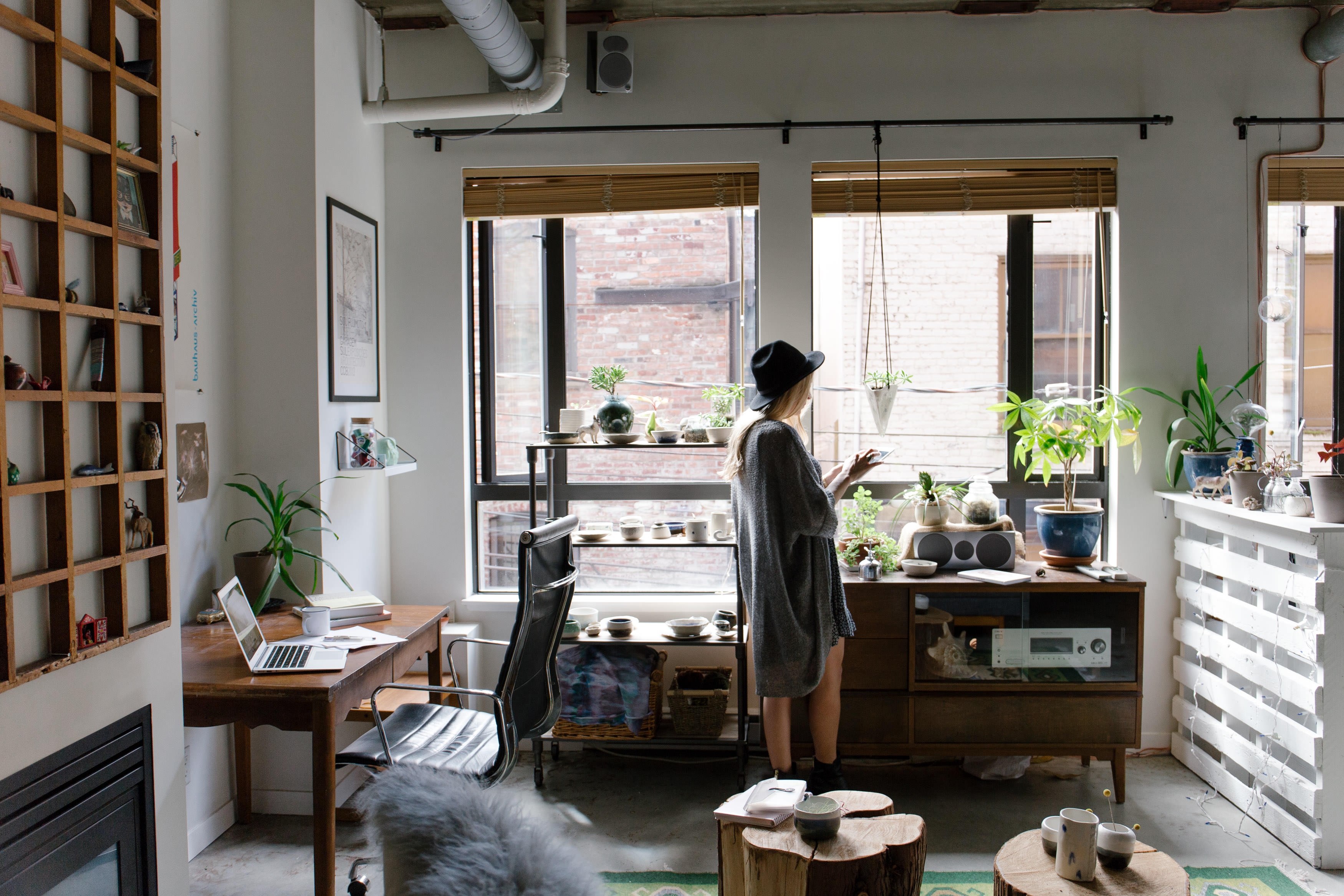 
Med förvaringssystem, som hyllor och korgar, är det lättare att hålla ordning hemma. (Bild: Unsplash)                                            