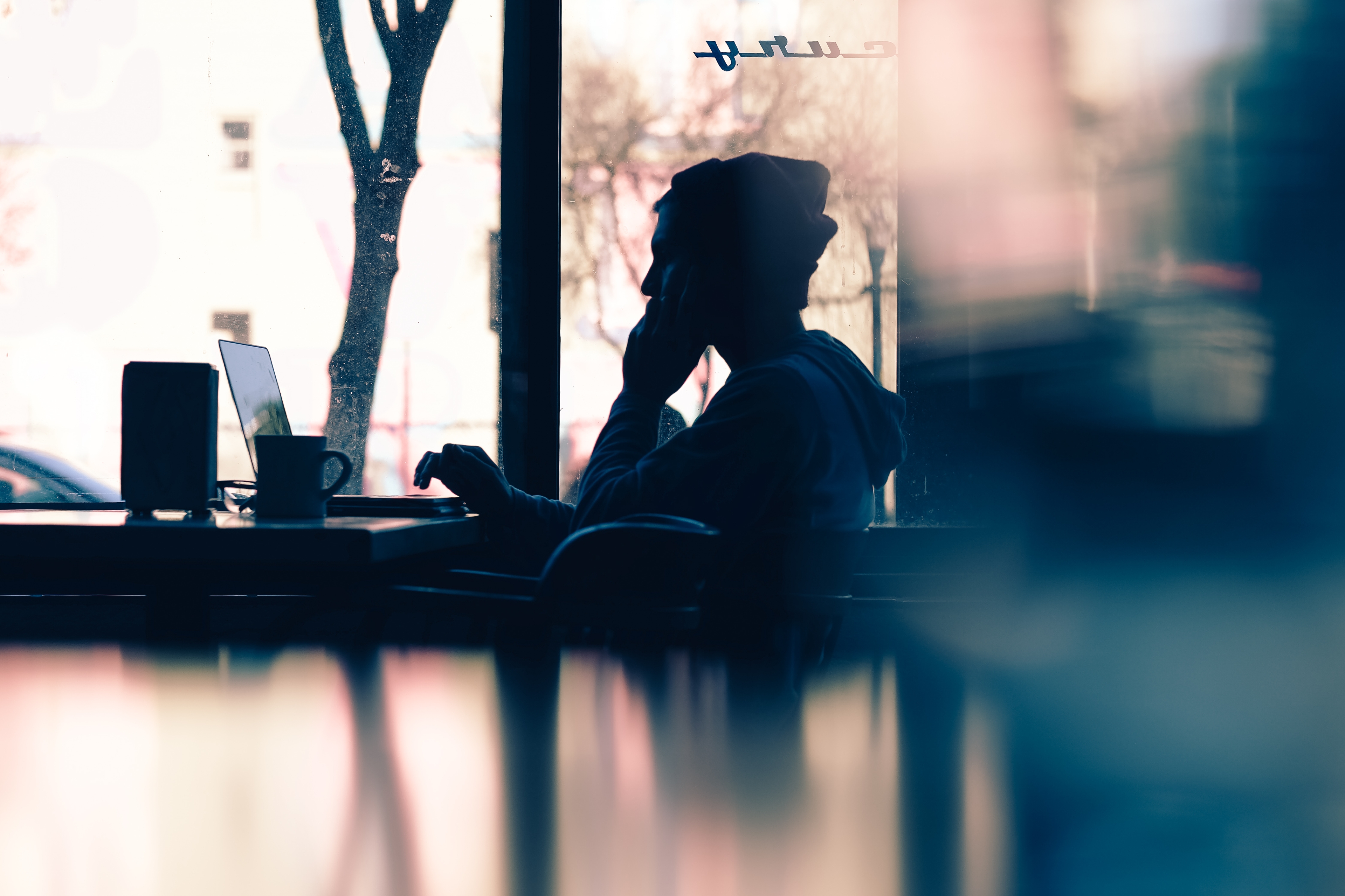 På sociala medier känner folk sig friare att uttrycka olika åsikter. (Foto: Hannah Wei/ Unsplash)