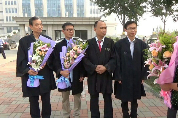 Advokaterna Zhang Zanning, Chang Bayang, Yu Wensheng och Zhang Keke utanför domstolen i Tianjin, där de fick överraskande stor frihet att försvara sina falungong-klienter. (Foto: Epoch Times)