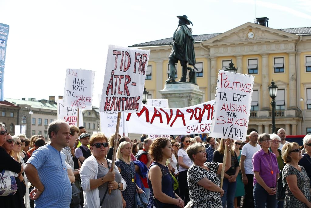 Vårdpersonal demonstrerar på Gustaf Adolfs torg i Göteborg. (Foto: Thomas Johansson/TT)