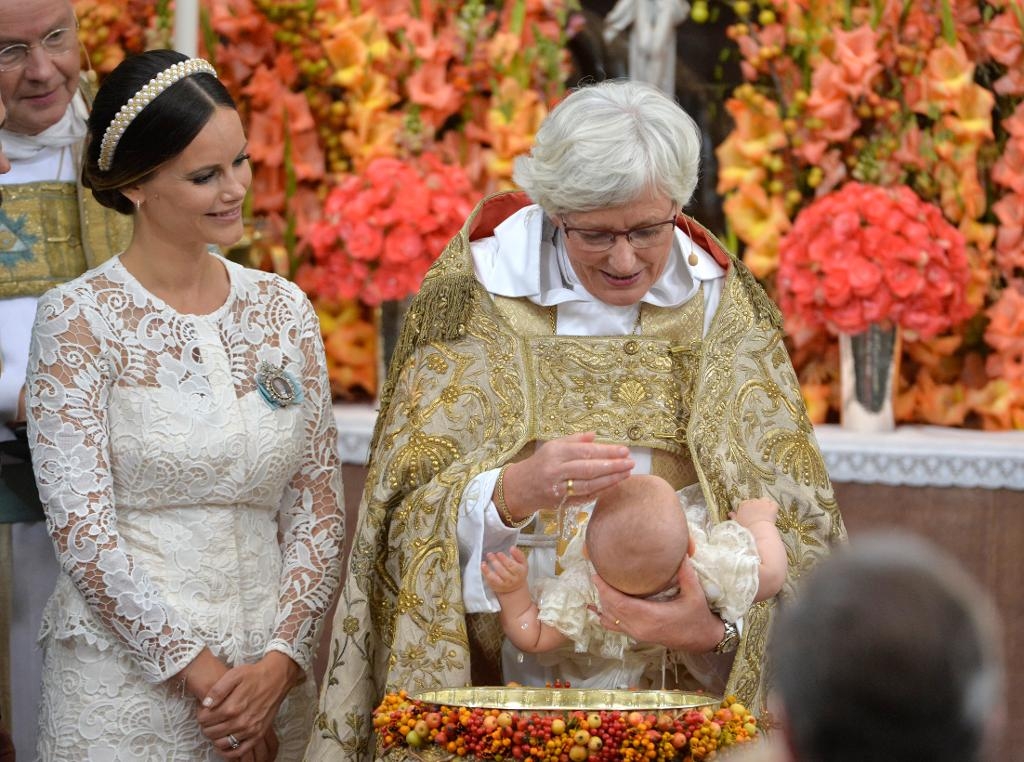 
Prinsessan Sofia och ärkebiskop Antje Jackelén med prins Alexander under prins Alexanders dop i Drottningholms slottskyrka. (Foto: Jonas Ekströmer/TT)                                            