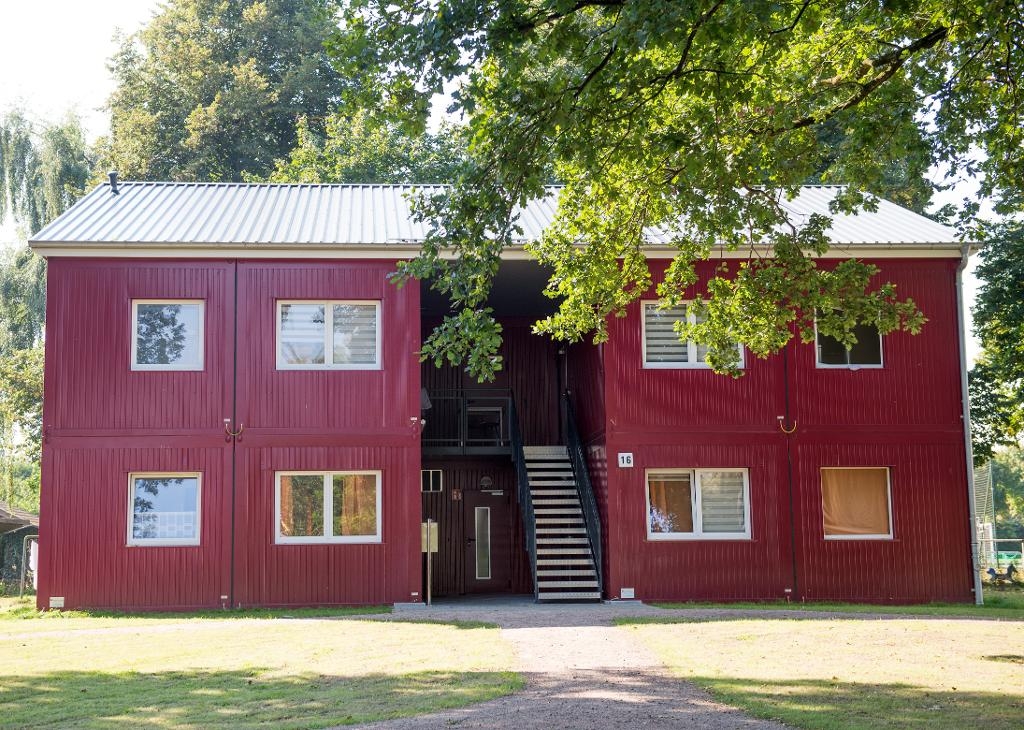 Ett flyktingboende i Grosshansdorf i norra Tyskland, en av de platser där polisen slog till på tisdagen i sökandet efter de tre misstänkta. (Foto: Daniel Reinhardt /AP/TT)