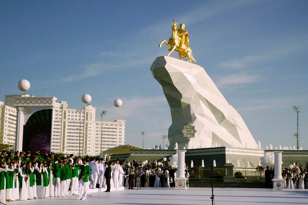 Guldstaty av president Gurbanguly Berdymuchamedov avtäcks i Turkmenistans huvudstad Ajgabat i fjol. (Foto: Alexander Vershinin /AP/TT-arkivbild)