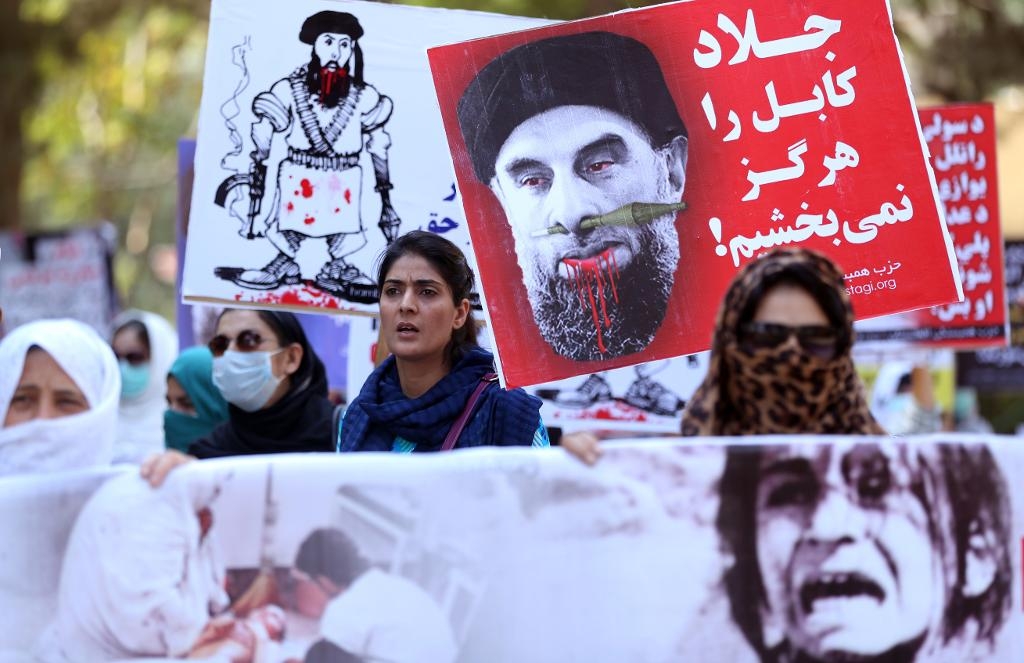 Afghanska demonstranter protesterar mor regeringens avtal med Gulbuddin Hekmatyar. (Foto: Massoud Hossaini/AP/TT)