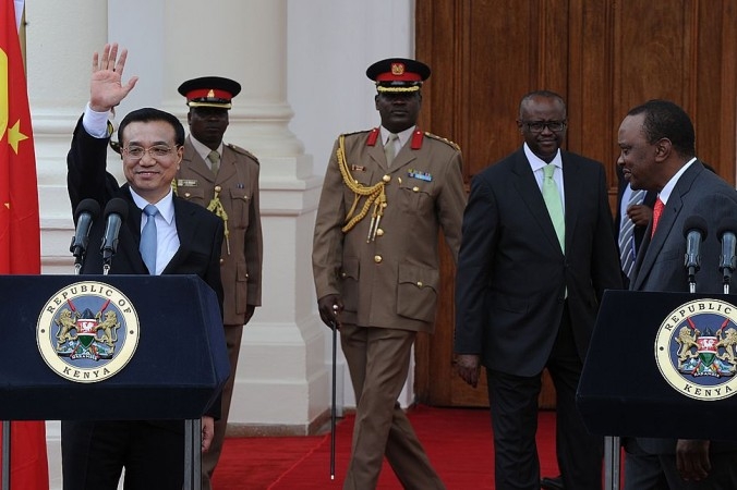 Kinas premiärminister Li Keqiang vinkar efter att givit en presskonferens tillsammans med Kenyas president Uhuru Kenyatta, i Kenyas huvudstad Nairobi 10 maj 2014. (Foto: Tony Karumba/AFP/Getty Images)
