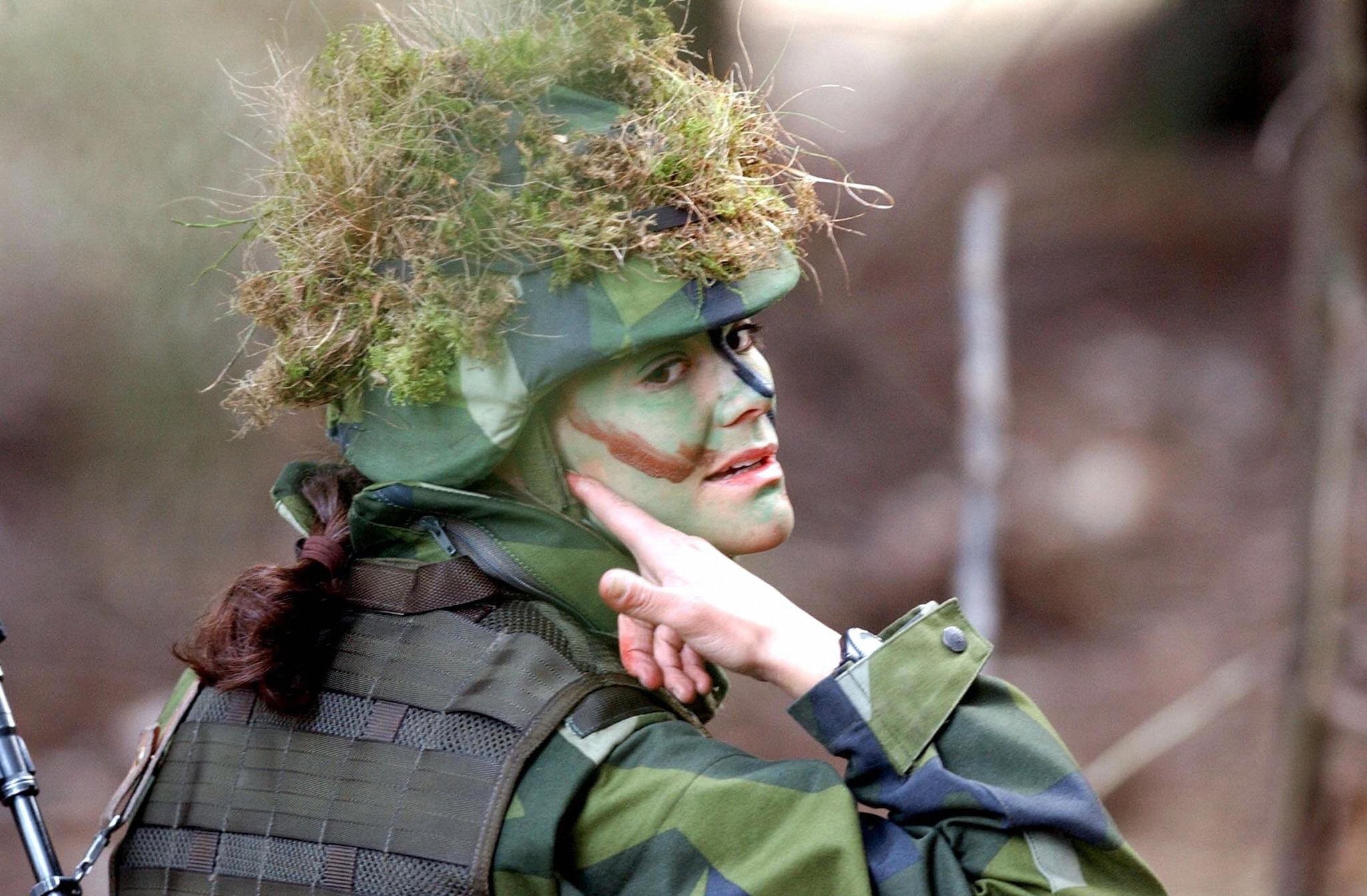 Kronprinsessan Victoria i kamouflagekläder i mars 2003. Sverige överväger att införa allmän värnplikt för såväl kvinnor som män 2019. Förslaget har väckt debatt. (Foto: Jan Collisioo/AFP/Getty Images)