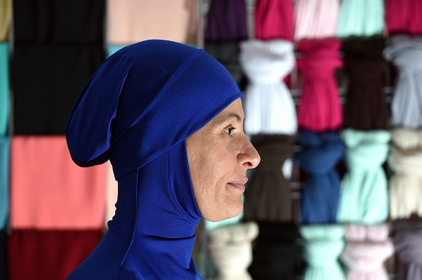 En muslimsk modell visar upp en burkini - badplagget som lett till stora kontroverser runtom i världen.  (Foto: Saeed Khan/AFP/Getty Images)