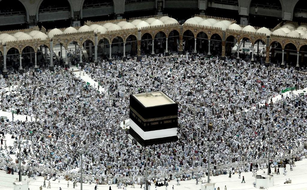 Pilgrimer som vallfärdat till Mecka samlades vid Kaaba i Stora moskén på fredagen. (Foto: Nariman El-Mofty/TT/AP)