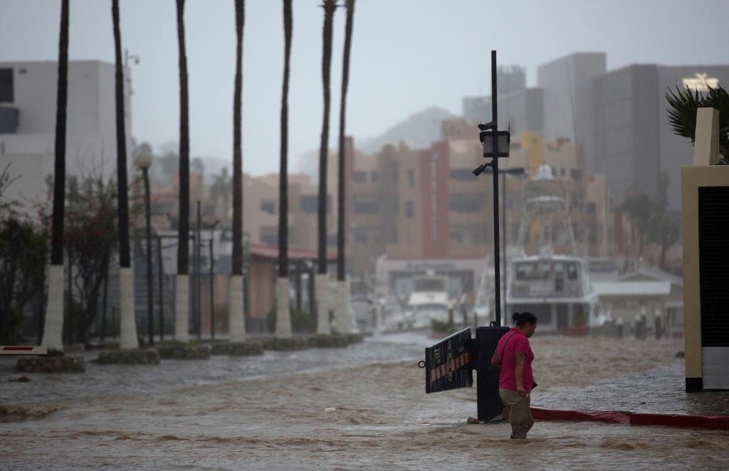 Vindstyrkan uppgick till 40 meter per sekund när Newton slog till i Los Cabos. (Foto: Eduardo Verdugo/AP/TT)