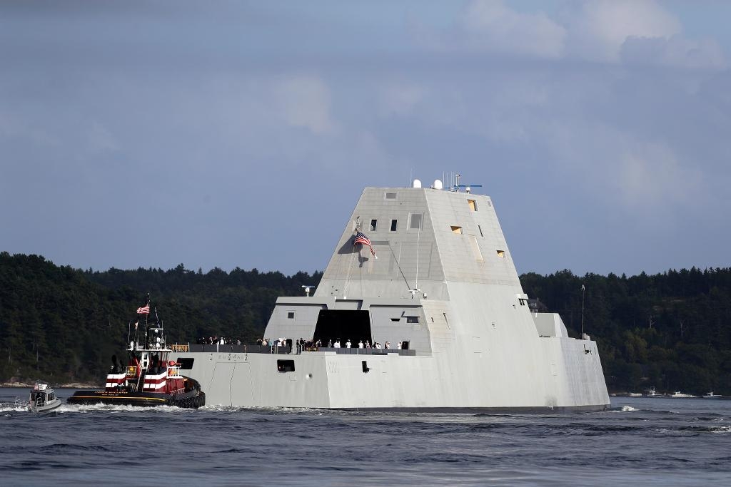 USA:s största och tekniskt mest framstående fartyg på väg ner från Kennebecfloden efter att ha lämnat varvet vid Bath Iron Works tidigare i veckan. (Foto: Robert F. Bukaty/AP/TT)