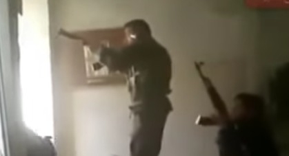 Assad-regeringens paramilitära grupper "shabiha" använder samma metoder som IS, hävdar syriska flyktingar. Personerna på bilden har inget direkt samband med artikeln. (Foto: Skärmdump)
