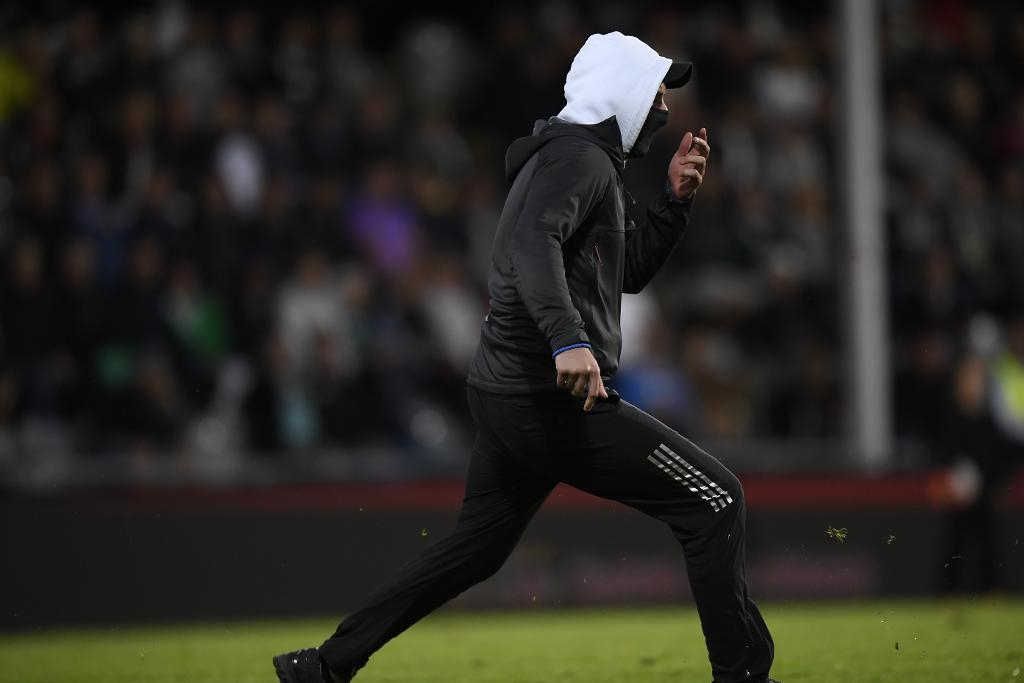 Östersunds målvakt Aly Keita överfölls och slogs ned av en åskådare (bilden) som sprang in på planen. (Foto: Mikael Fritzon/TTarkivbild)