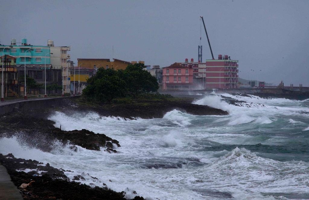 
Vågorna slår in mot Baracoa i Kuba. (Foto: Ramon Espinosa/AP/TT)