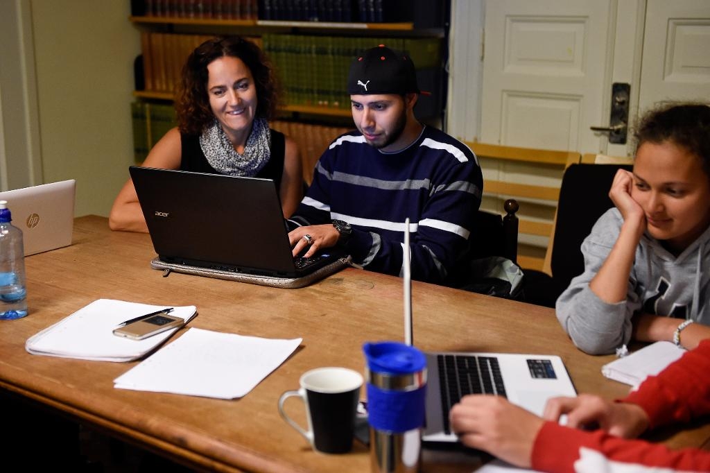 Heléne Bramell och Hakim Bellil är bland de första i landet att utbilda sig till lärarassistent. Den utbildning de valt ges vid Östra Grevie folkhögskola i Skåne. (Foto: Björn Lindgren/TT)