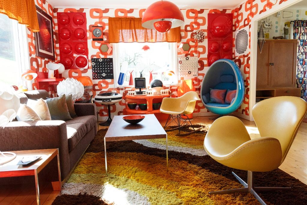 Företaget Designers revolt har stämts på stora belopp för sin försäljning av kopior av ett hundratal designklassiker. Bland annat har de sålt kopior av Arne Jacobsens fåtölj "Svanen" (till höger i bild). (Foto: Anders Andersson/TT)