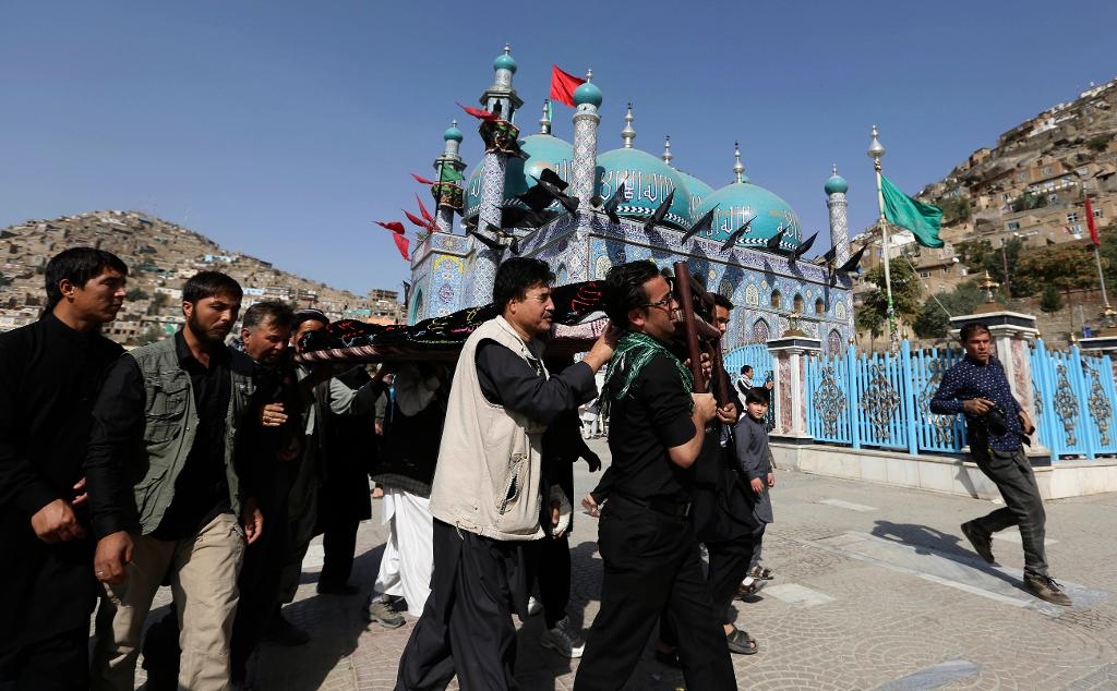 
Afghanska män bär en kista vid begravningen av offren för tisdagens attentat i Kabul. (Foto: Rahmat Gul/AP/TT)