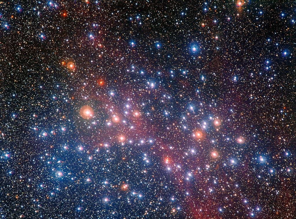 Det finns betydligt fler galaxer än vad man hittills trott. På bilden syns stjärnklustret NGC 3532 i stjärnbilden Kölen i vår egen galax Vintergatan. Enligt astronomen John Herschel, som katalogiserade tusentals himlakroppar i Sydafrika på 1830-talet, var NGC 3532 den vackraste av dem alla. Det var också det första objektet som observerades av Hubbleteleskopet.
(Hubble/Nasa)