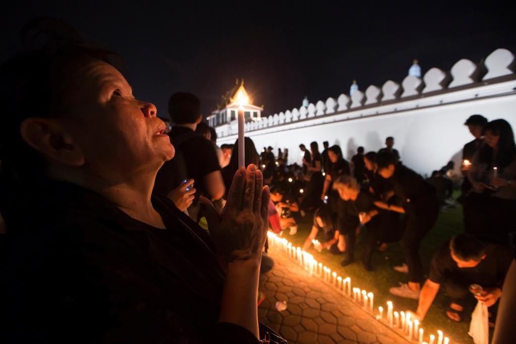 Människor sörjer utanför det kungliga palatset i Bangkok.
Wason (Wanichakorn/AP/TT)