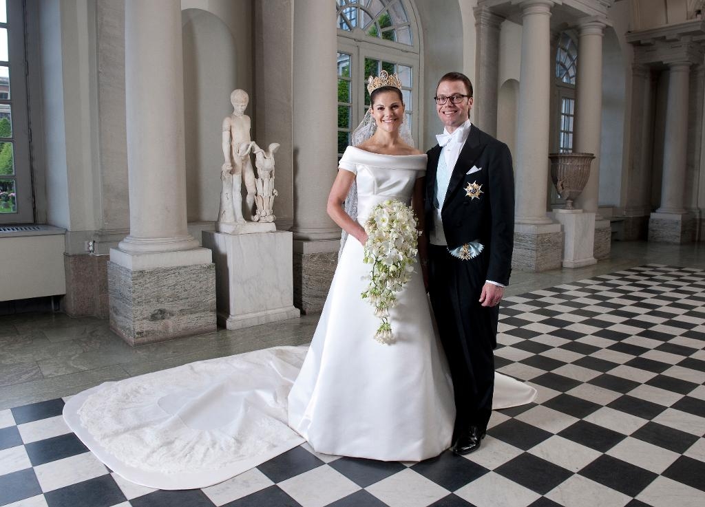 I kronprinsessan Victorias bröllopsklänning gömmer sig en blå rosett. (Foto: Jessica Gow/TT)