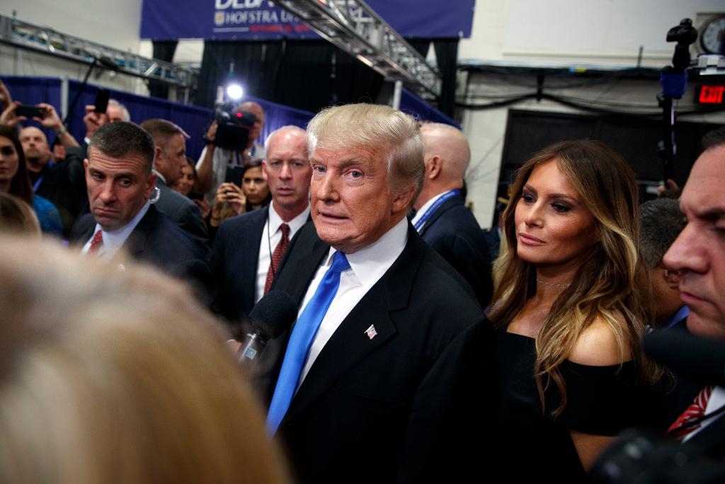 Republikanernas presidentkandidat Donald Trump med sin fru Melania Trump. (Foto: Evan Vucci/AP/TT-arkivbild)