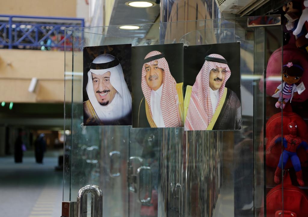 Saudiarabien styrs av kungahuset, som leds av kung Salman, till vänster. Amnesty anser att Löfven måste framföra kritik mot de bristande mänskliga rättigheterna i landet. (Foto: Hasan Jamali)