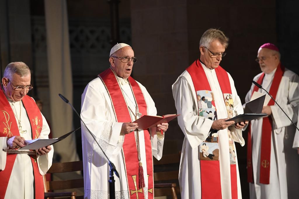 Påve Franciskus under den ekumeniska mässan i Lunds domkyrka. (Foto: Jonas Ekströmer/TT)