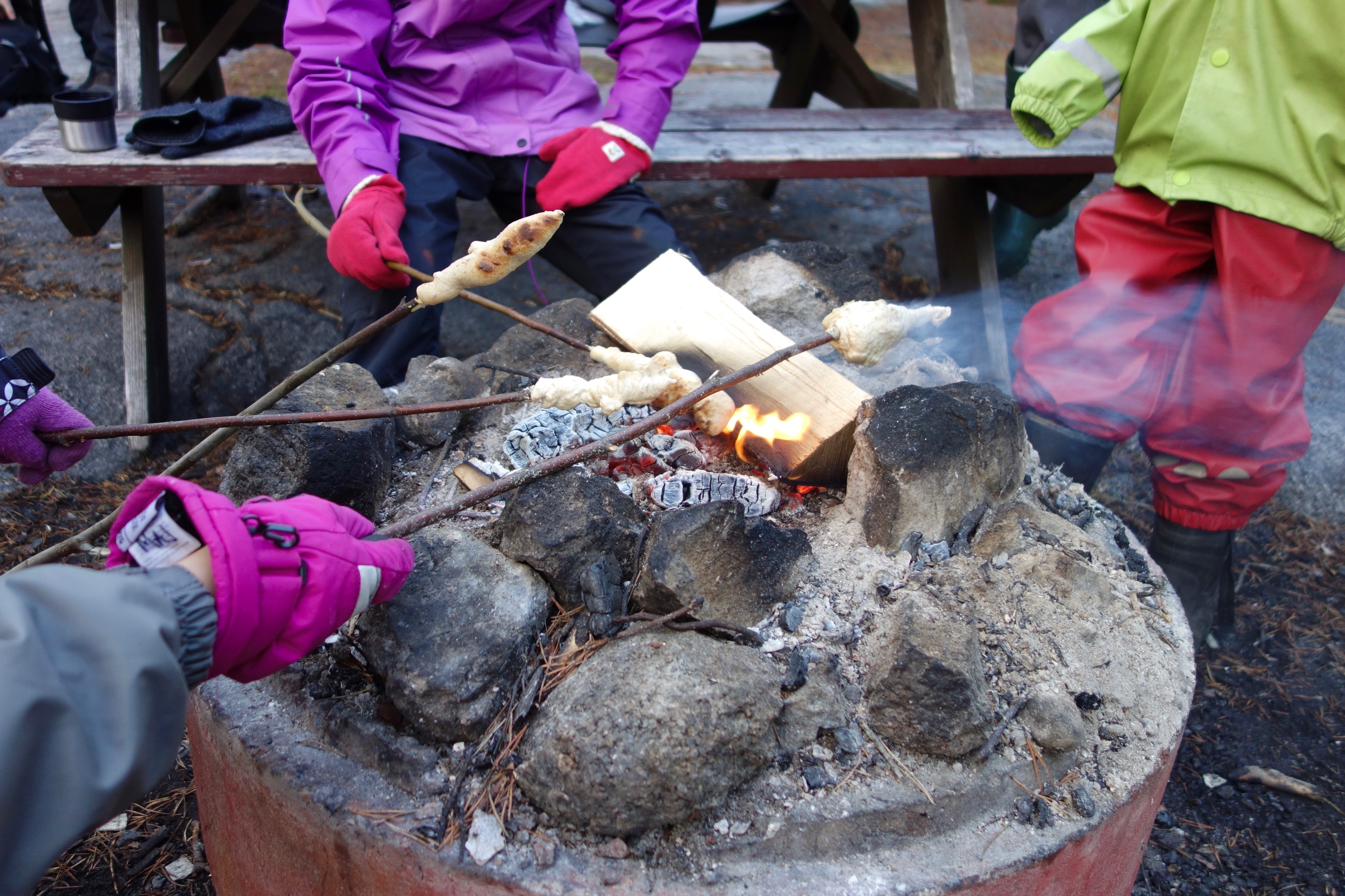 Naturen gör gott för välmåendet, liksom en brasa och trevligt sällskap. (Foto: Eva Sagerfors)