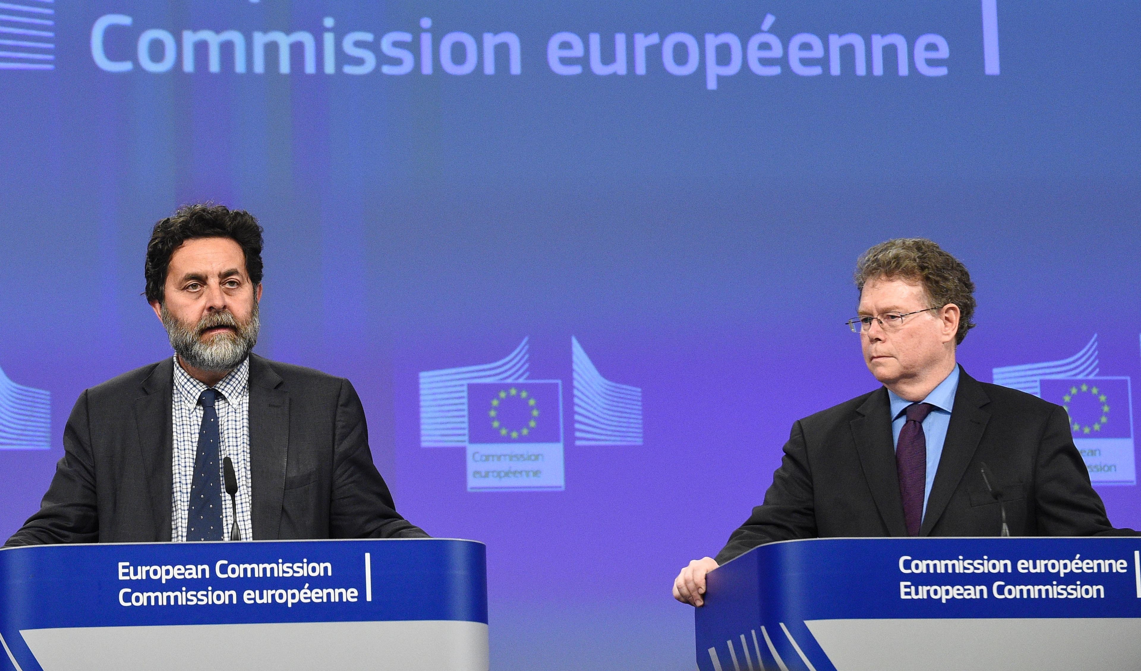 EU:s TTIP-representant och huvudförhandlare Ignacio Garcia Bercero (till vänster) på en pressträff med USA:s TTIP-förhandlare Dan Mullaney efter förhandlingarna om handelsavtalet mellan EU och USA i EU:s högkvarter i Bryssel den 15 juli 2016. (Foto: John Thys/AFP/Getty Images)