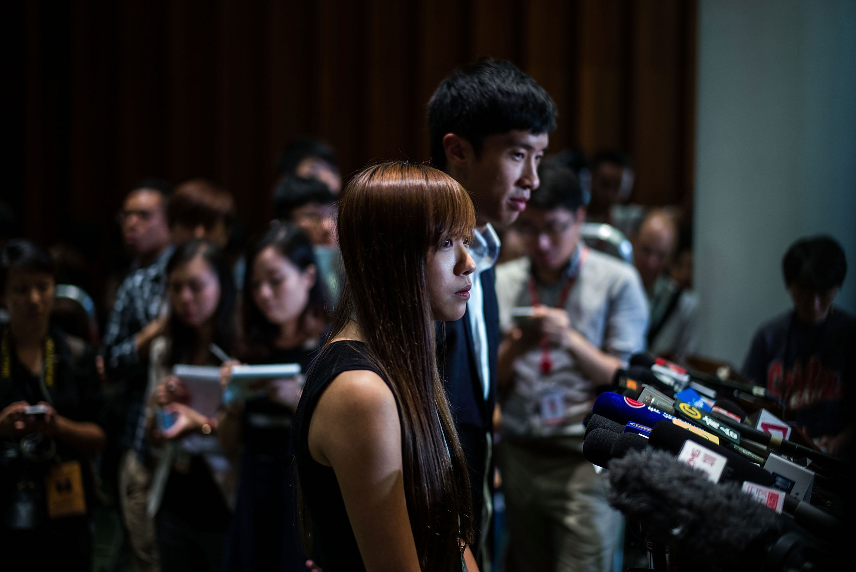Yau Wai-ching och Sixtus Leung pratar med media vid Hongkongs lagstiftande församling, 26 oktober 2016. (Foto: Lam Yik Fei/Getty Images)
