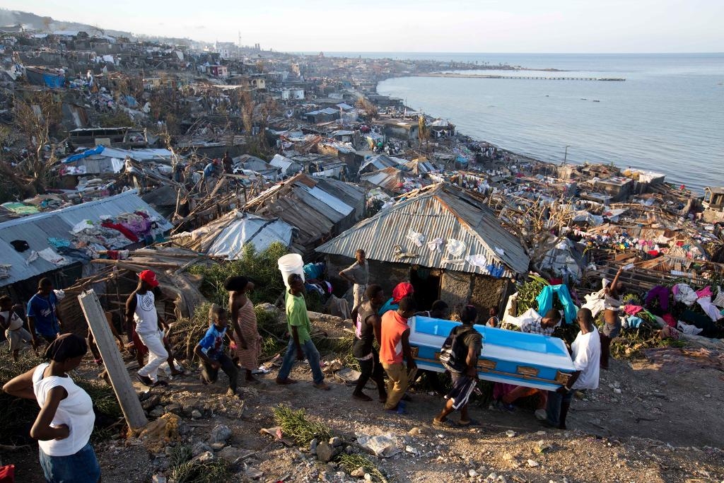 Invånare bär en kista med en gravid kvinna, ett av orkanen Matthews offer i Haiti. (Foto: Dieu Nalio Chery/AP/TT)