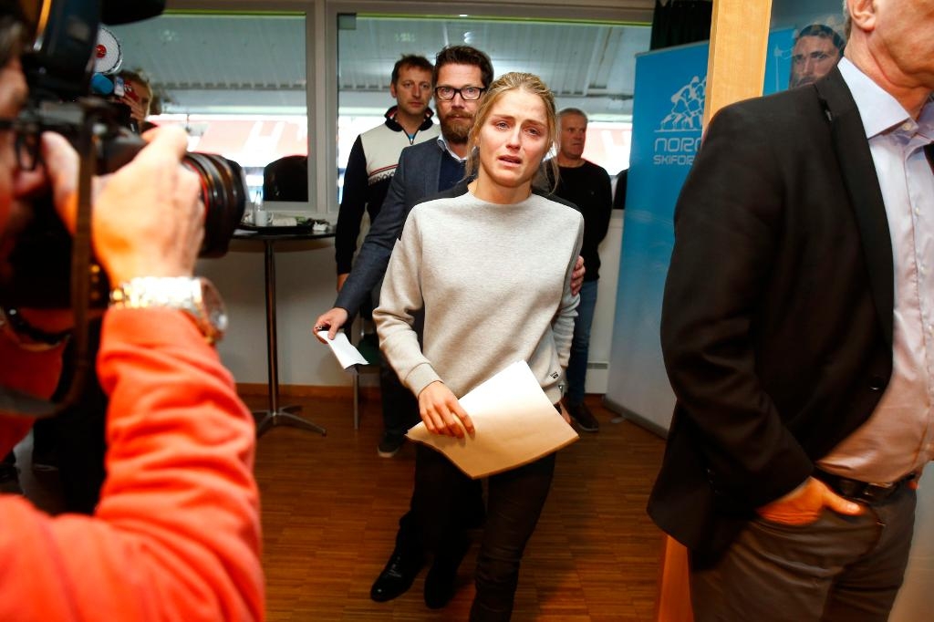Skidåkaren Therese Johaug i samband med torsdagens pressträff i Oslo. Johaug har åkt fast för att ha använt den anabola steroiden clostebol som hon menar att hon fick i sig genom en salva för läpparna. (Foto: Håkon Mosvold Larsen/NTB Scanpix/TT)