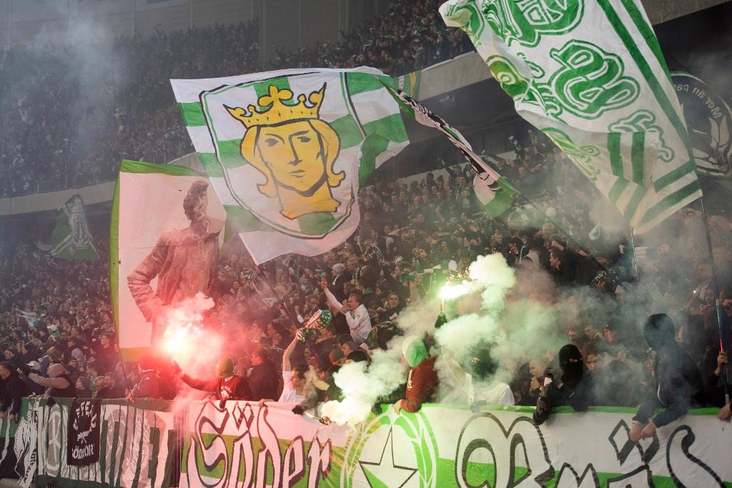 Bengaler och annan pyroteknik kan få Stockholmspolisen att tömma läktarna på publik. Arkivbild. (Foto: Fredrik Sandberg/TT)