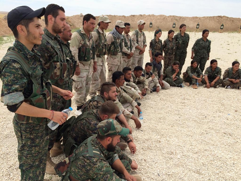 Soldater från den USA-stödda kurdisk-arabiska alliansen SDF. (Foto: Robert Burns/AP/TT)
