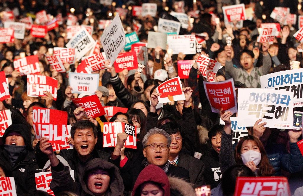 I helgen demonstrerade 40 000 personer i centrala Seoul i Sydkorea, med krav på president Park Geun-Hyes avgång efter de skandaler som omgärdat henne. (Foto: Ahn Young-joon/AP/TT)