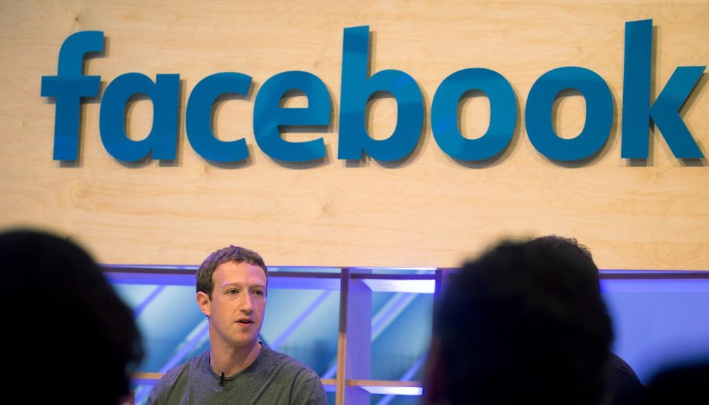 Tanken att Facebook skulle ha påverkat det amerikanska valet är "ganska galen" tycker Mark Zuckerberg. (Foto: Kay Nietfeld/AP/TT-arkivbild)