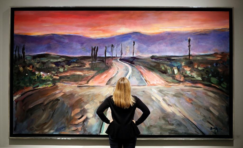 En kvinna betraktar Bob Dylans "Endless highway". (Foto: Kirsty Wigglesworth/AP/TT)